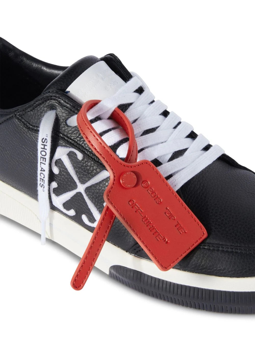 Vulcanized contrasting-tag leather sneakers