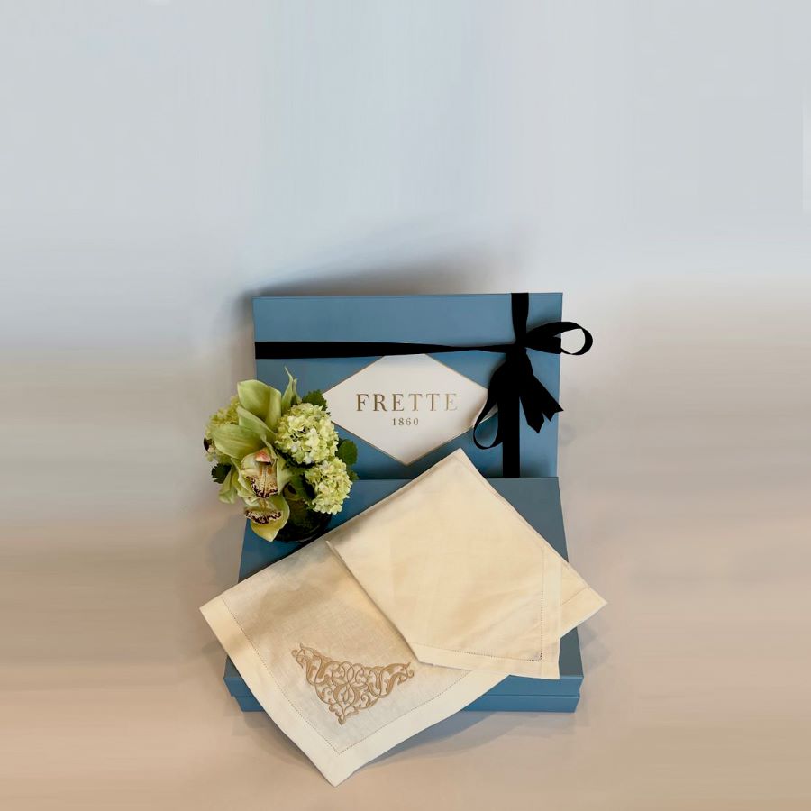 Frette Embroidered Placemat Napkin Gift Set مجموعة هدية مفارش المائدة والمناشف المطرزة من Frette