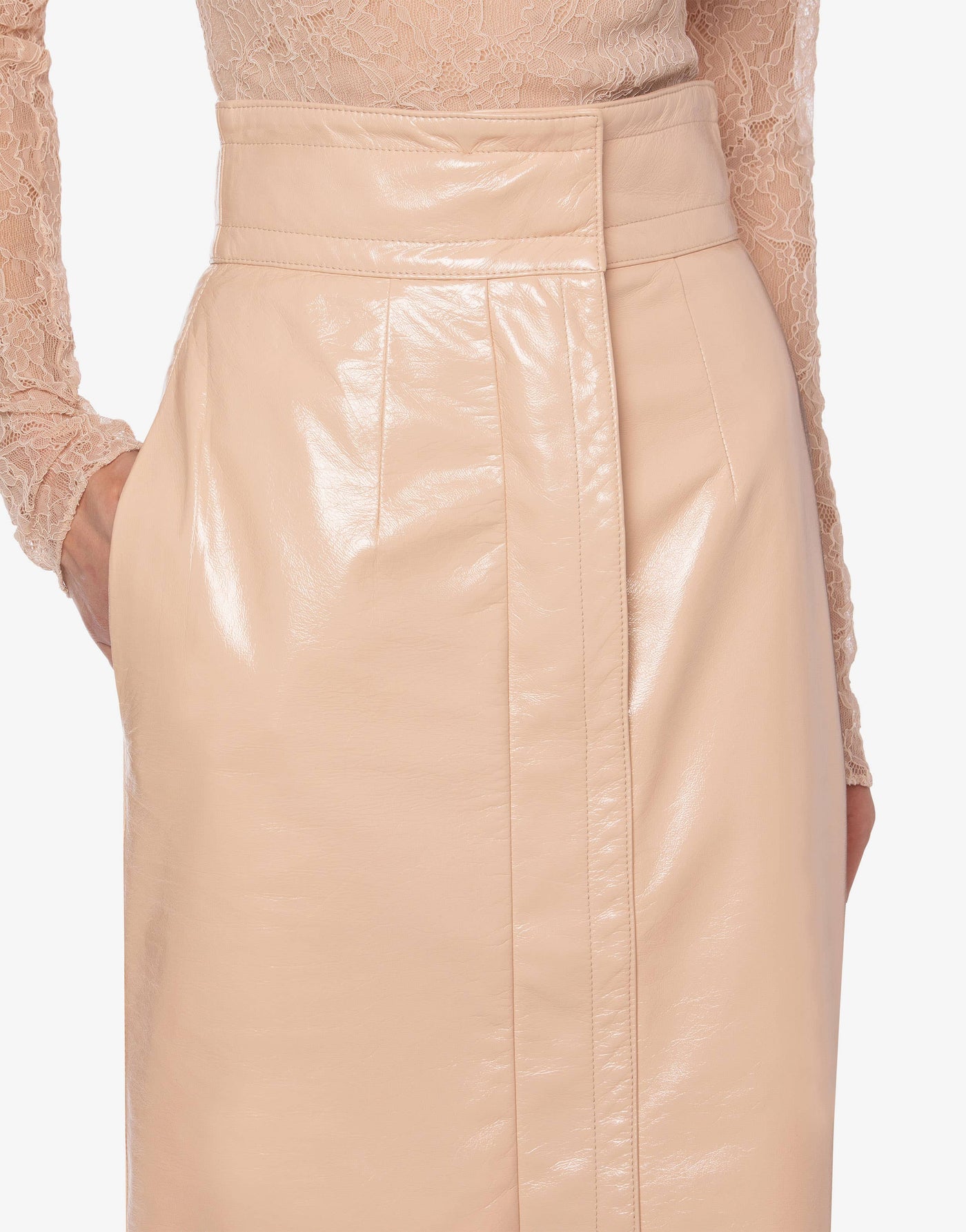 Skirt in glossy laminated leather